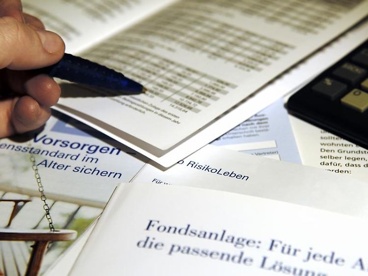 Wer eine Lebensversicherung vorzeitig kündigt, macht bislang herbe Verluste. Nach einem BGH-Urteil können Verbraucher zumindest einen Teil des Geldes zurückbekommen.