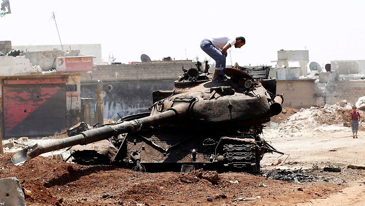 In Assas, nur wenige Kilometer vor Aleppo, haben die Kämpfe deutliche Spuren hinterlassen.