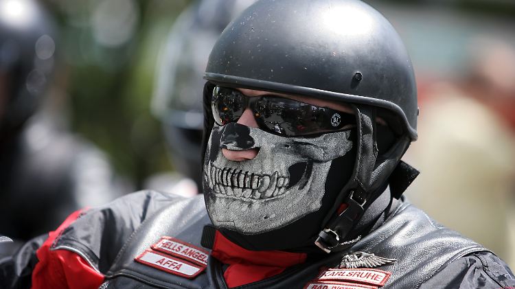 Mit einem Motorradkorso haben vor zwei Wochen rund 300 Rocker in Frankfurt gegen das Verbot von Motorrad-Clubs demonstriert.