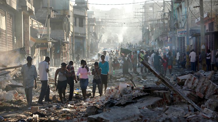 Die Menschen irren durch die Straßen von Port-au-Prince auf der Suche nach Angehörigen oder Nahrung.