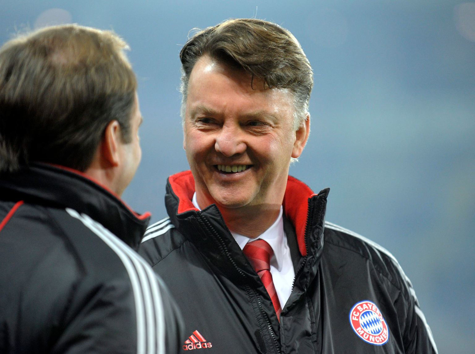 Dieser Mann kann sich nicht recht entscheiden. Kurz vor Weihnachten hatte Louis van Gaal sein Image als übelgelaunter, bärbeißiger Kinderschreck korrigiert. Und nun das: 