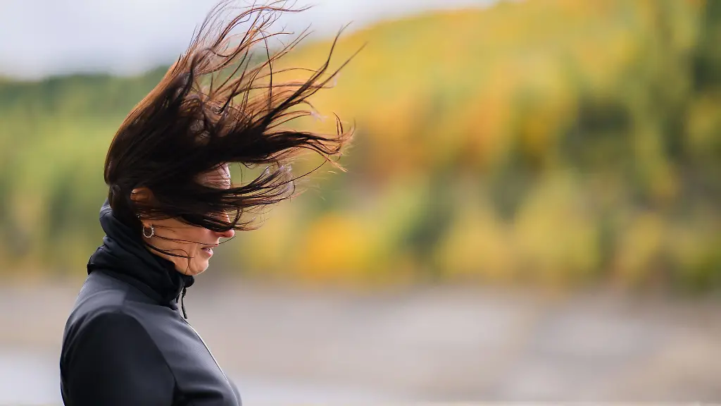 Meteorologen-rechnen-infolge-des-Sturmtiefs-mit-Windgeschwindigkeiten-von-bis-zu-130-Kilometer-pro-Stunde-es-besteht-Unwettergefahr