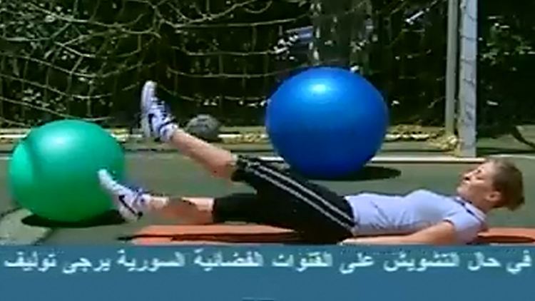 Voller Einsatz für einen straffen Bauch beim Frühstückssport auf "Television in Syria".