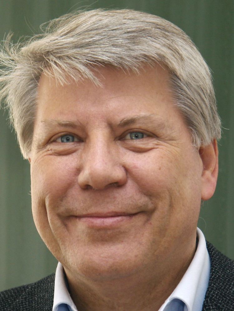 Gunter Gebauer, 68 Jahre alt, ist Professor für Philosophie und Sportsoziologie an der Freien Universität Berlin. Und beschäftigt sich seit Jahrzehnten als Wissenschaftler mit dem Sport, seinen Protagonisten und ihrer Rolle in der Gesellschaft.