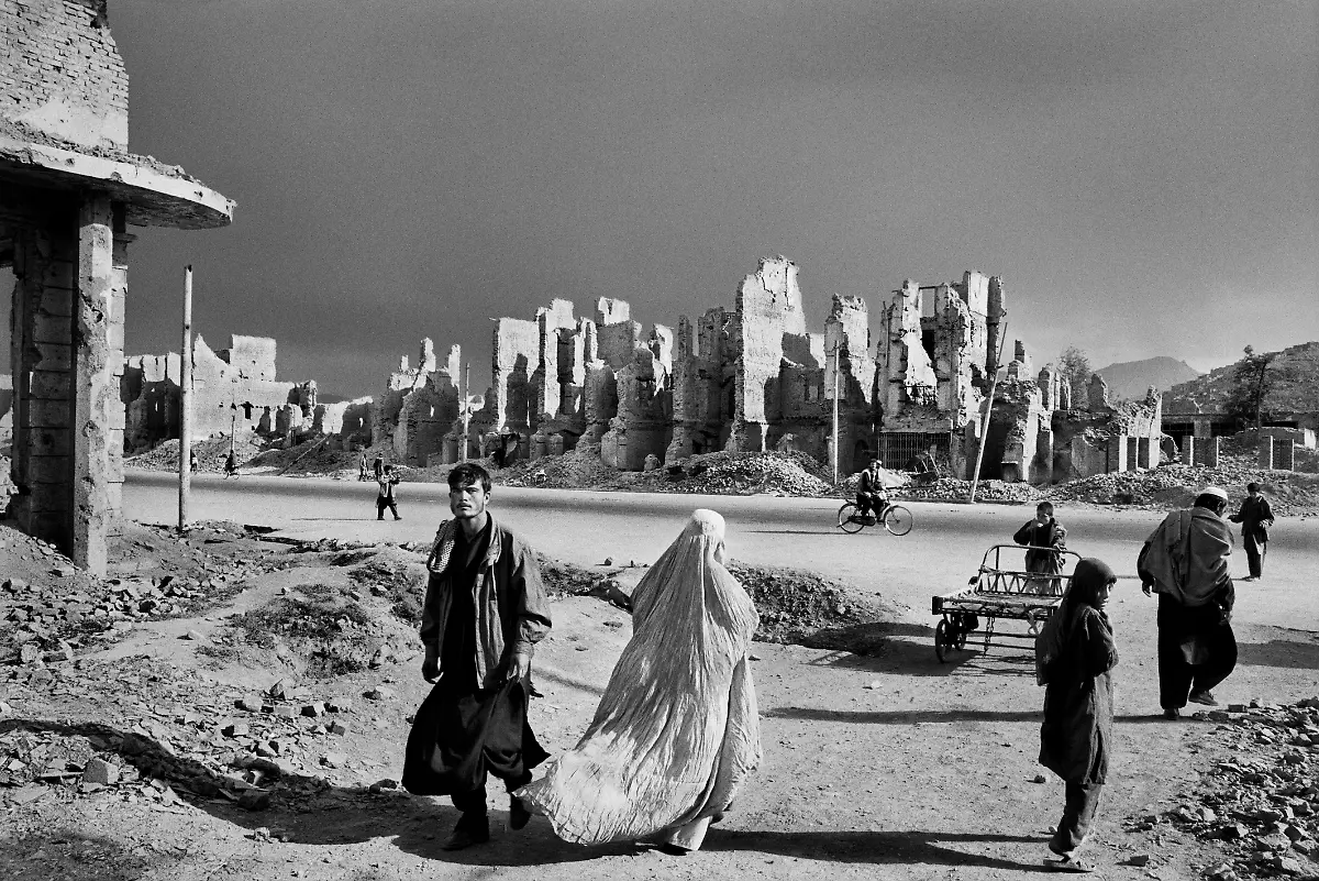 NUR-FUeR-AUSSTELLUNG-6-Sebastiao-Salgado-The-once-prestigious-Jade-Maiwan-Avenue-Kabul-Afghanistan-1996-copyright-Sebastiao-Salgado