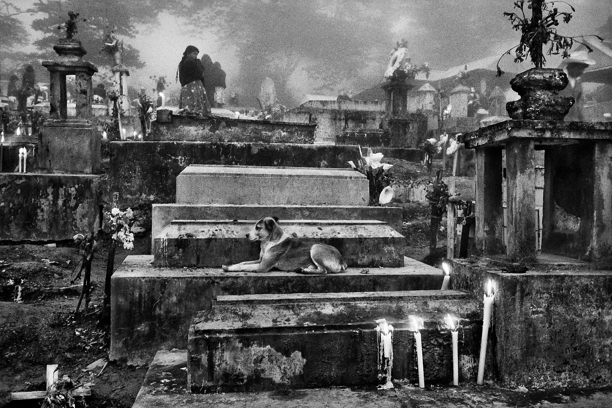 NUR-FUeR-AUSSTELLUNG-Sebastiao-Salgado-Cemetery-of-the-Town-of-Huautla-de-Jimenez-Mexico-1980-copyright-Sebastiao-Salgado