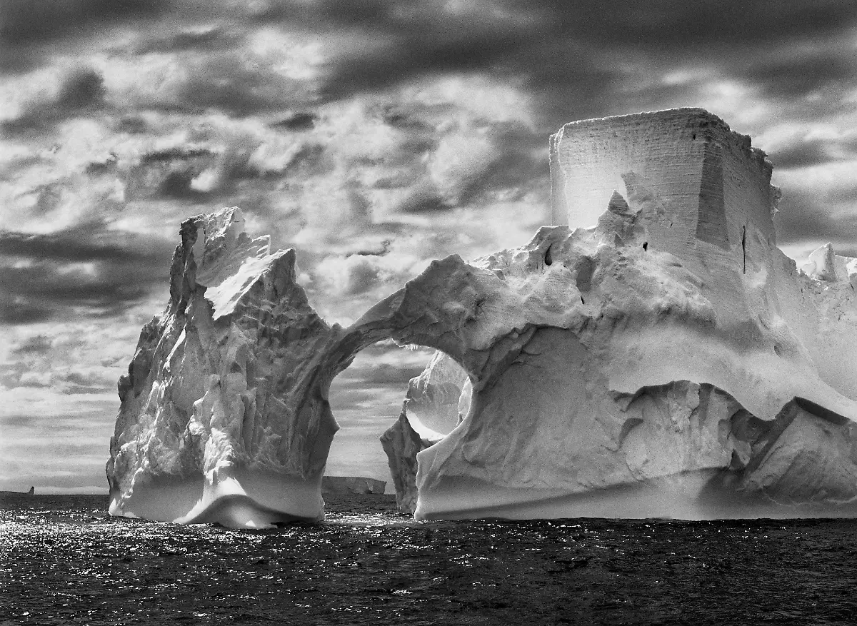 NUR-FUeR-AUSSTELLUNG-5-Sebastiao-Salgado-Iceberg-between-Paulet-Island-and-the-South-Shetland-Islands-Antarctica-2005-copyright-Sebastiao-Salgado