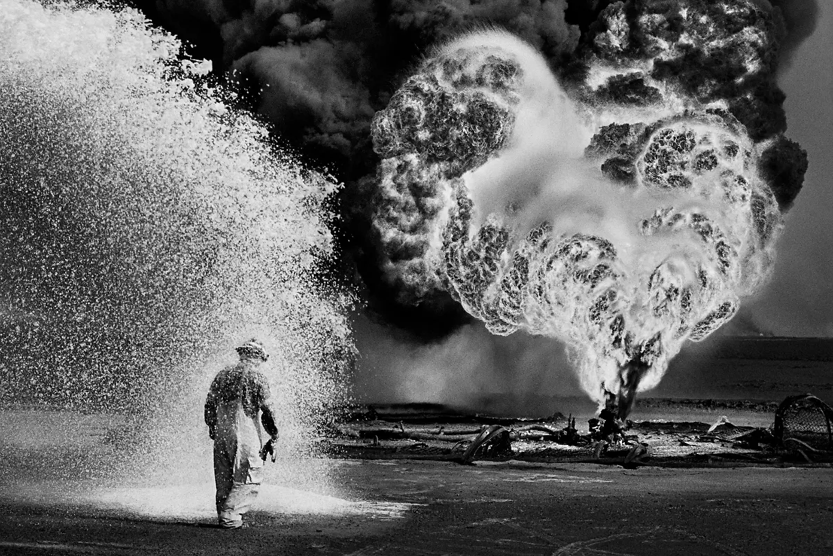 NUR-FUeR-AUSSTELLUNG-3-Sebastiao-Salgado-Fireball-Greater-Burhan-Oil-Field-Kuwait-1991-copyright-Sebastiao-Salgado
