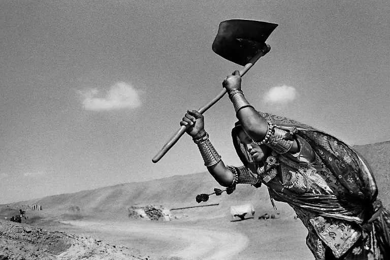 NUR-FUeR-AUSSTELLUNG-7-Sebastiao-Salgado-Worker-on-the-canal-construction-site-Rajasthan-India-1989-copyright-Sebastiao-Salgado