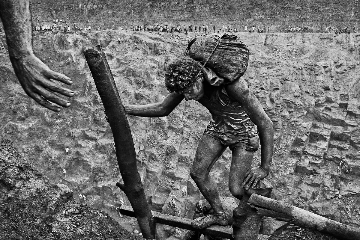 NUR-FUeR-AUSSTELLUNG-4-Sebastiao-Salgado-Gold-Mine-of-Serra-Pelada-Para-Brazil-1986-copyright-Sebastiao-Salgado