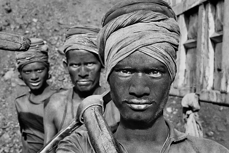 NUR-FUeR-AUSSTELLUNG-8-Sebastiao-Salgado-Workers-emerging-from-a-coal-mine-Dhanbad-Bihar-State-India-1989-copyright-Sebastiao-Salgado