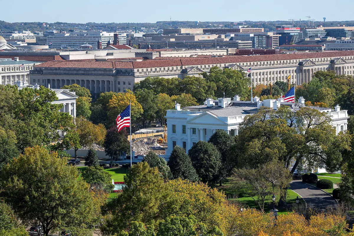 White-House-Construction-from-distance