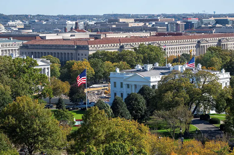 White-House-Construction-from-distance