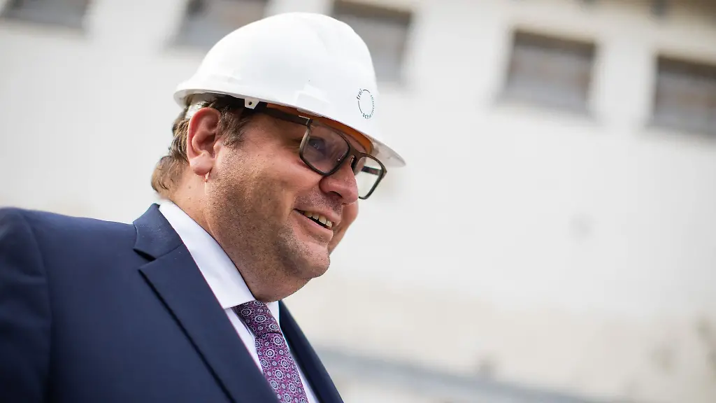 Krefelds-Oberbuergermeister-Frank-Meyer-SPD-kritisiert-den-Bundeskanzler-und-fordert-mehr-Geld-fuer-die-Kommunen