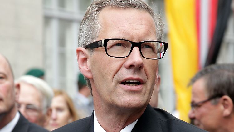 Dünner, mit neuer Brille - Wulff hat sich seit seinem Rücktritt verändert.