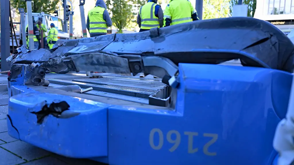 Teile-der-entgleisten-Tram-liegen-am-Unfallort