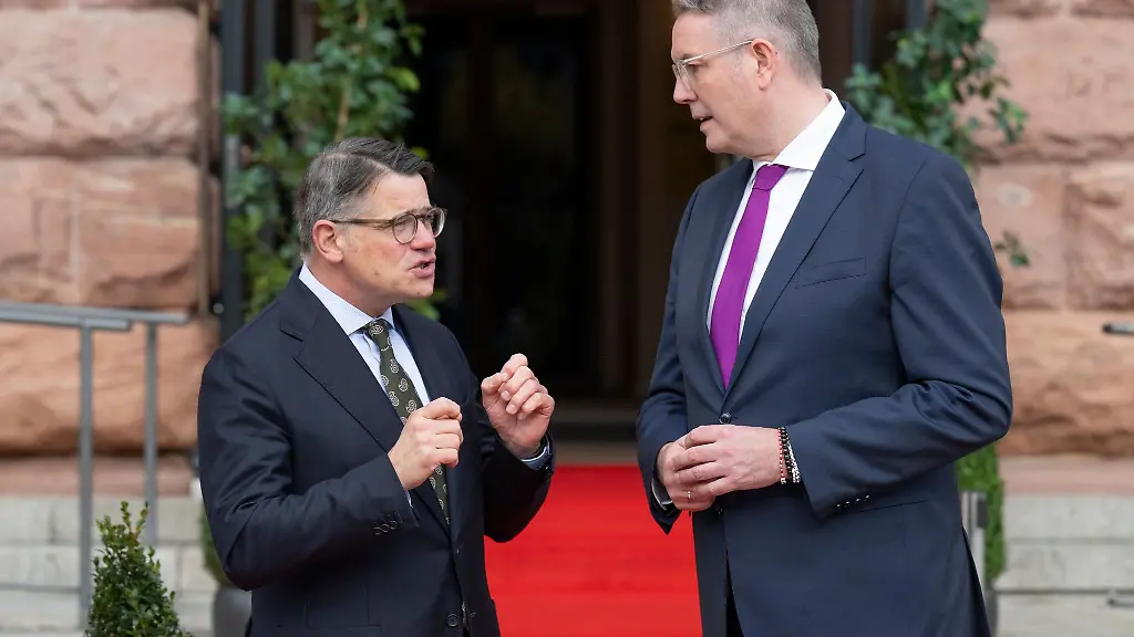 Deutschland-muss-Autoland-bleiben-Hessens-Ministerpraesident-Boris-Rhein-CDU-mit-seinem-rheinland-pfaelzischen-Amtskollegen-Alexander-Schweitzer-SPD