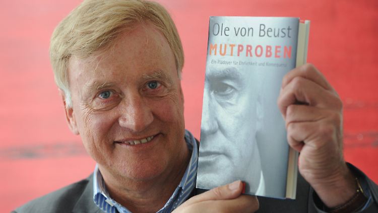 Und Zeit für ein Buch hat er auch noch gefunden! Bringt ja auch Geld ...