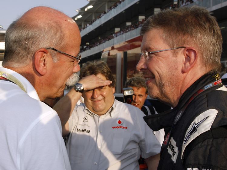 Sonnt sich gern im sportlichen Erfolg: Zetsche (links) mit Norbert Haug (Mitte) und Brawn (rechts).
