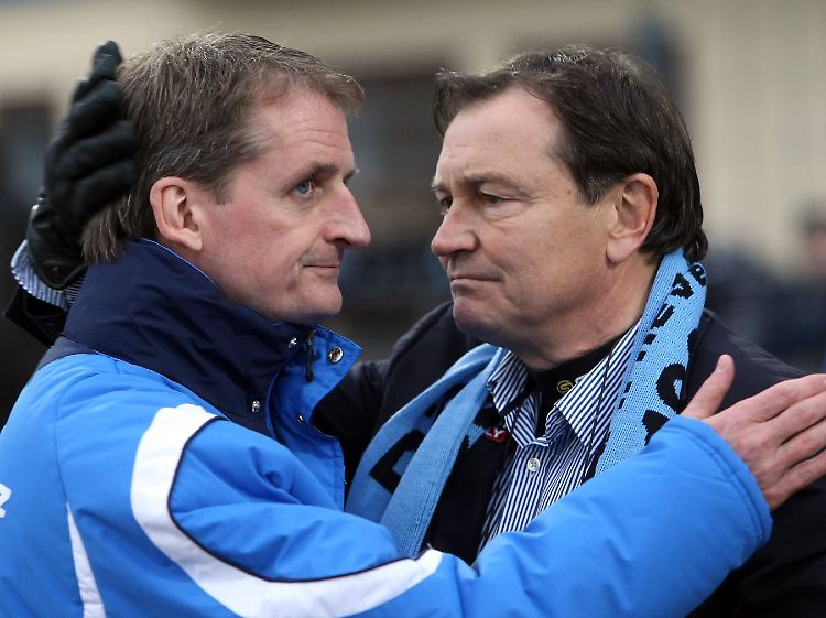 Herzlich willkommen zurück, Petrik Sander. Ewald Lienen (rechts) begrüßt seinen Kollegen.