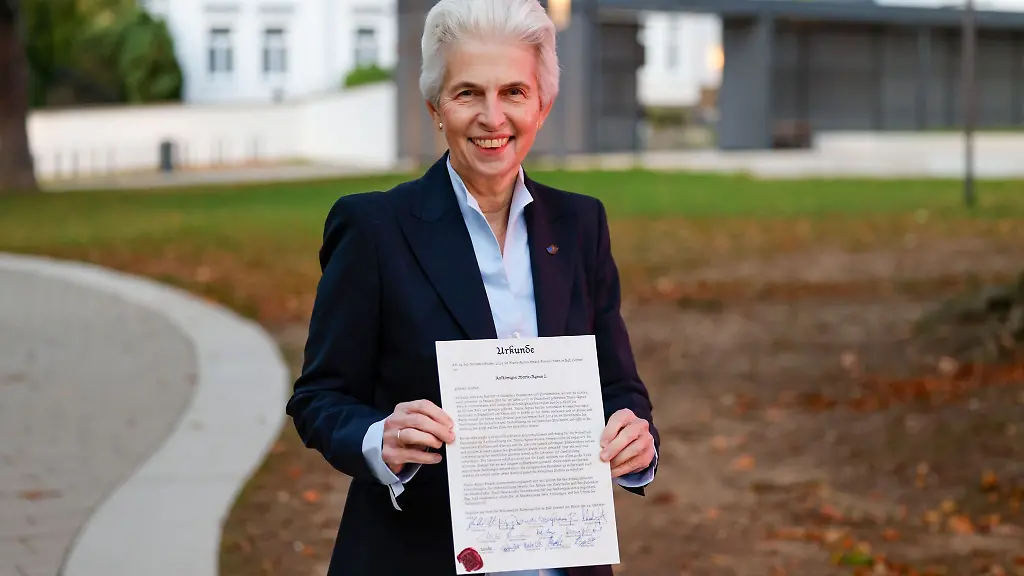 Die-FDP-Politikerin-Marie-Agnes-Strack-Zimmermann-haelt-ihre-Auszeichnung-als-neue-Aalkoenigin-von-Bad-Honnef-in-den-Haenden