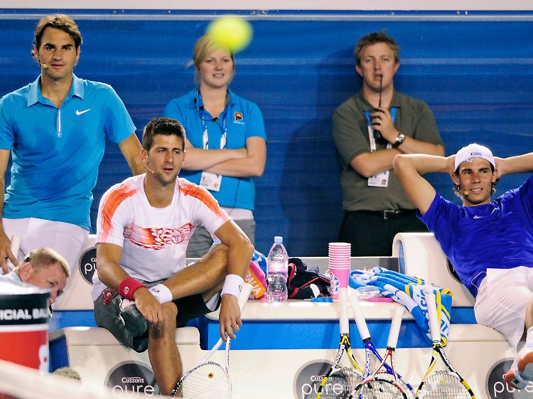 Federer (links), Djokovic (Mitte) und Nadal (rechts) verfolgen das Benefiz-Turnier.