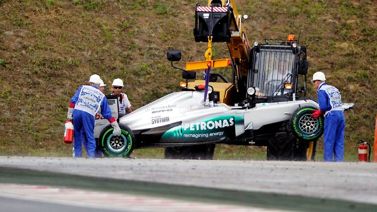 In Sachen Demolieren dominiert Michael Schumacher die Formel 1 im Moment.