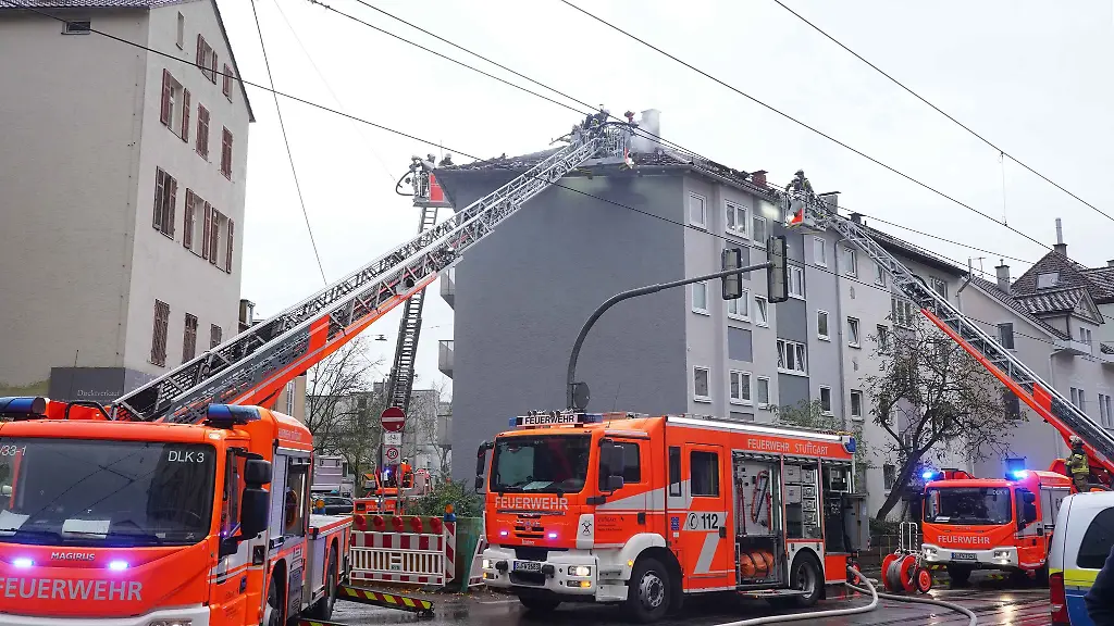 Mit-rund-100-Einsatzkraeften-und-drei-Drehleitern-war-die-Feuerwehr-im-Einsatz