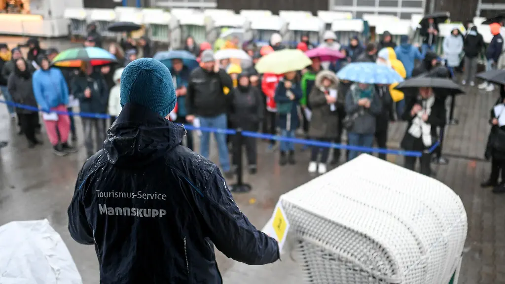 41-gebrauchte-Strandmoebel-und-zehn-Hundestrandkoerbe-kamen-nun-bei-der-Auktion-unter-den-Hammer