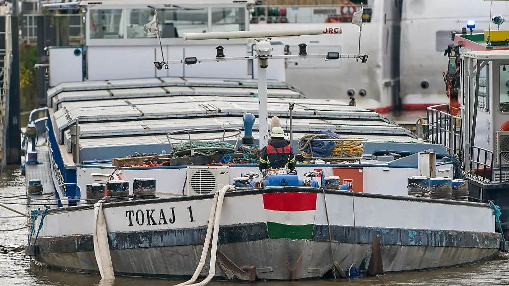 Der-Frachter-wird-ausgepumpt