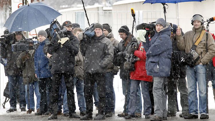 Die Journalisten standen fröstelnd im Schnee vor dem Kanzleramt, doch zu sehen gab es eigentlich nichts.