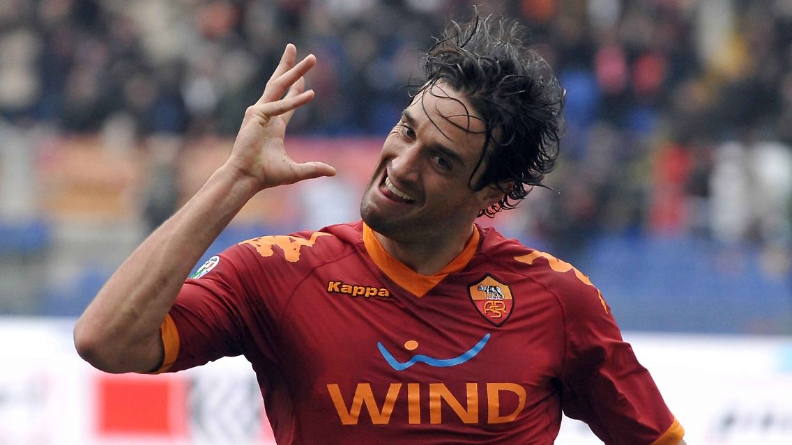 Endlich bekommt sein Ohr wieder die Zuwendung, die es verdient: Luca Toni beim Torjubel.