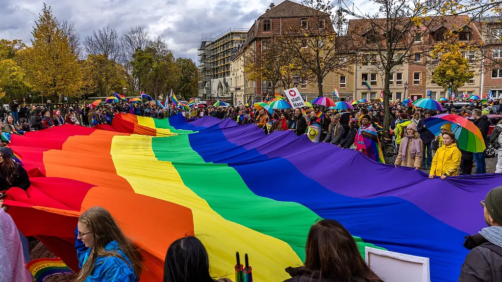 Eine-XXL-Regenbogenfahne-beim-CSD-in-Cottbus-das-Motto-des-CSD-lautete-Vereint-in-Frieden-und-Vielfalt