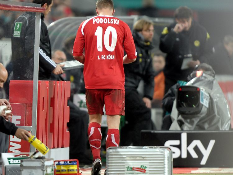 Wieder kein guter Tag für den Nationalstürmer: Podolski bei seiner Auswechslung.