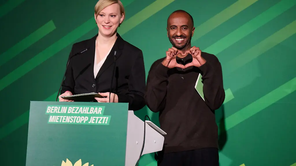 Nina-Stahr-und-Philmon-Ghirmai-bilden-seit-2023-die-Doppelspitze-der-Berliner-Gruenen