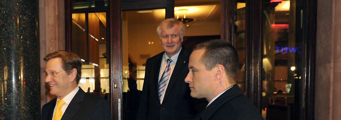 Nach dem Treffen im Kanzleramt gingen Merkel, Seehofer und Westerwelle essen. Hier verlassen sie das Restaurant wieder. Westerwelle scheint das Trefffen genossen zu haben, ...
