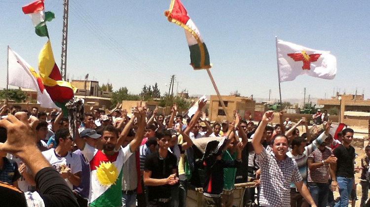 Syrien droht zu zerfallen: Für diese Demonstranten in Al-Hasakah scheint der Traum eines selbstbestimmten Lebens in Kurdistan zum Greifen nah.