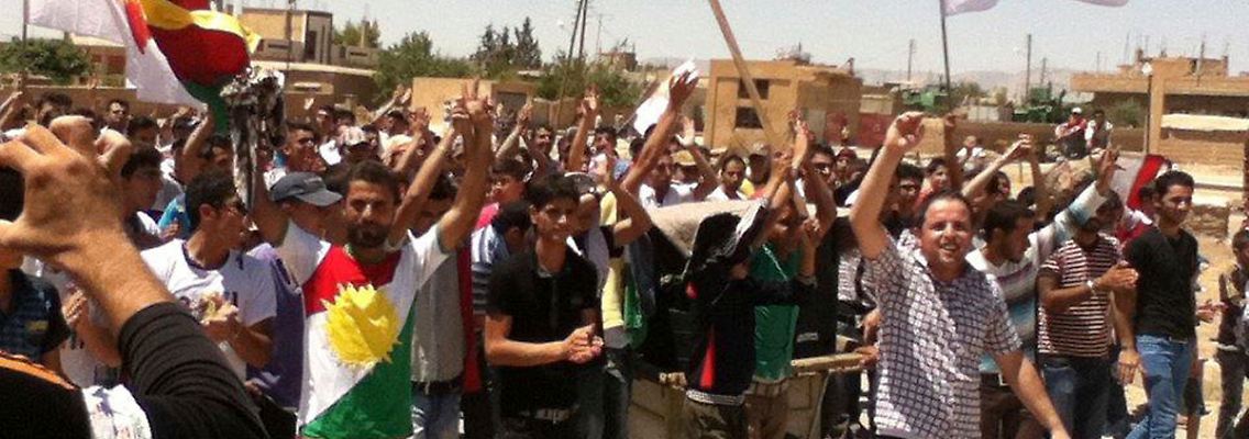 Syrien droht zu zerfallen: Für diese Demonstranten in Al-Hasakah scheint der Traum eines selbstbestimmten Lebens in Kurdistan zum Greifen nah.