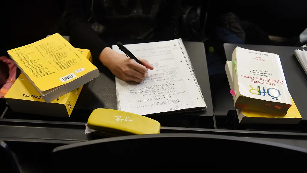 Kuenftig-wohl-eher-die-Ausnahme-Pruefungen-zum-juristischen-Staatsexamen-mit-Papier-und-Stift