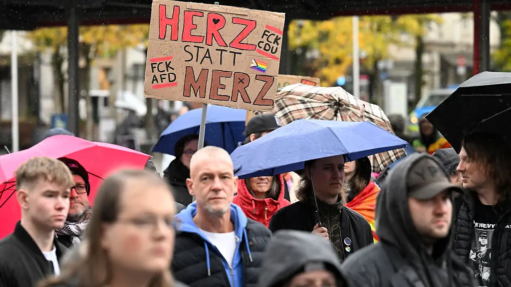 Mit-Regenschirmen-und-selbstgebastelten-Transparenten-versammelten-sich-die-Demonstranten-auf-dem-Neheimer-Markt