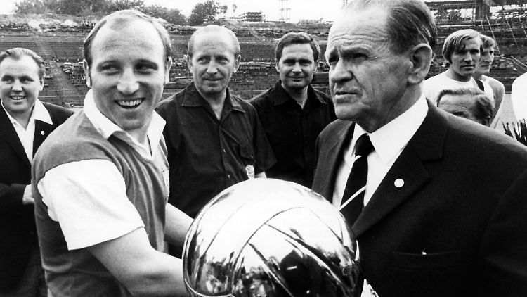  "Diese Entscheidung macht mich froh": Sepp Herberger, hier mit Uwe Seeler im Jaht 1970.