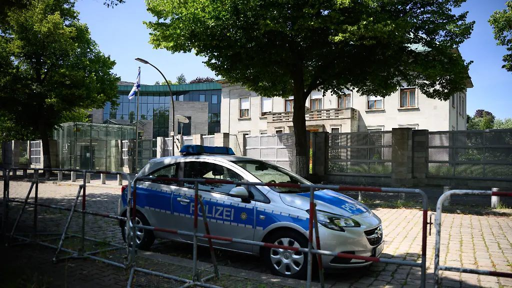 Die-Strasse-vor-der-Botschaft-des-Staates-Israel-in-Berlin-ist-aus-Sicherheitsgruenden-abgesperrt-Nach-der-Eskalation-des-Konflikts-zwischen-Israel-und-der-Islamischen-Republik-Iran-bleibt-die-israelische-Botschaft-in-Berlin-geschlossen-Israel-hatte-in-der-Nacht-mit-einem-Grossangriff-auf-iranische-Staedte-und-Atomanlagen-begonnen