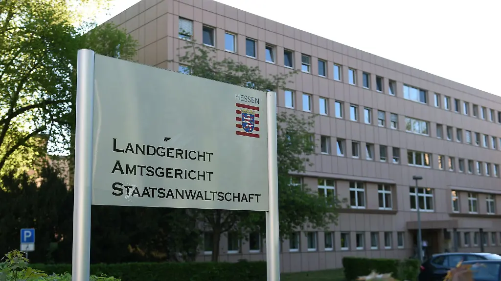 Nach-der-Toetung-eines-76-jaehrigen-Mannes-in-seinem-Wohnhaus-in-Marburg-Moischt-sind-weiter-viele-Fragen-offen-Der-Beschuldigte-33-Jaehrige-schweigt-zu-den-Vorwuerfen