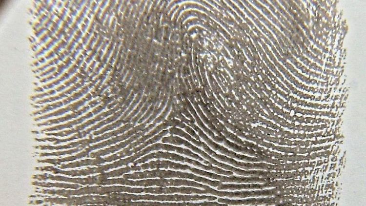 Da bisher keine zwei Menschen mit dem gleichen Fingerabdruck bekannt sind, geht man von der Einzigartigkeit des Fingerabdrucks aus.