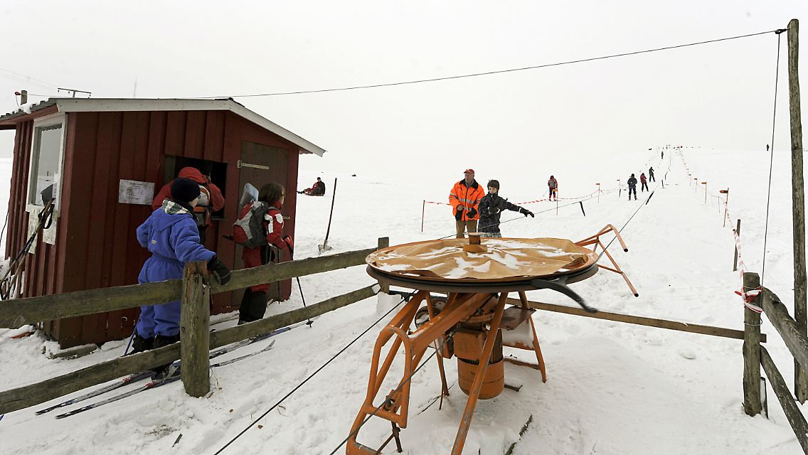 Pausenlos zieht der kleine Lift Ski- und Snowboardfahrer ...