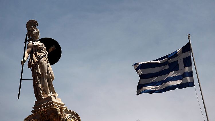 Deutlich älter als der Euro: Die Göttin Pallas Athene blickt über die Hauptstadt der Griechen.