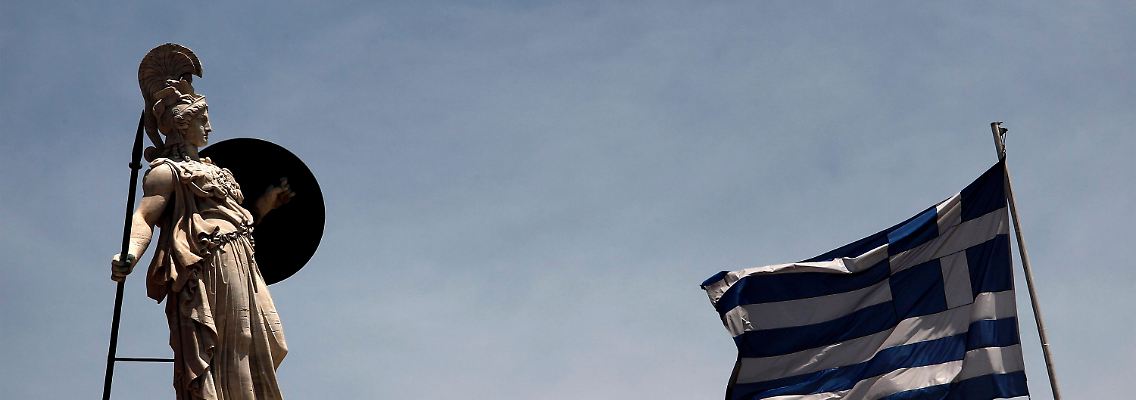 Deutlich älter als der Euro: Die Göttin Pallas Athene blickt über die Hauptstadt der Griechen.