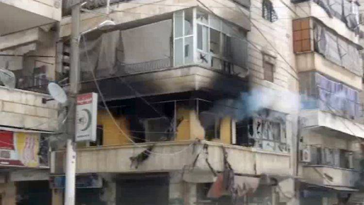 Der Ausschnitt aus einem Video von Ugarit News zeigt eine zerstörte Häuserfront in Aleppo.