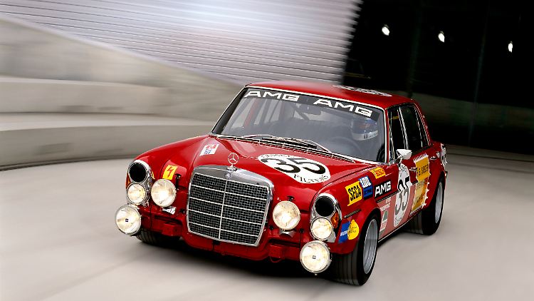 Mit der "roten Sau" fing alles an - Mercedes-Tuner AMG sorgte mit diesem Motorsport-Umbau der S-Klasse für Furore.