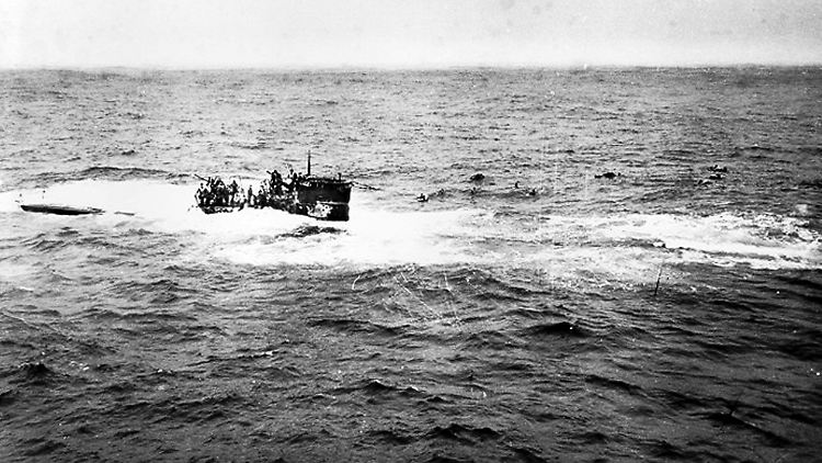 Die Crew des "U-550" bei der Bergung von Bord. Einige Besatzungsmitglieder konnten gerettet werden, Dutzende kamen damals ums Leben.
